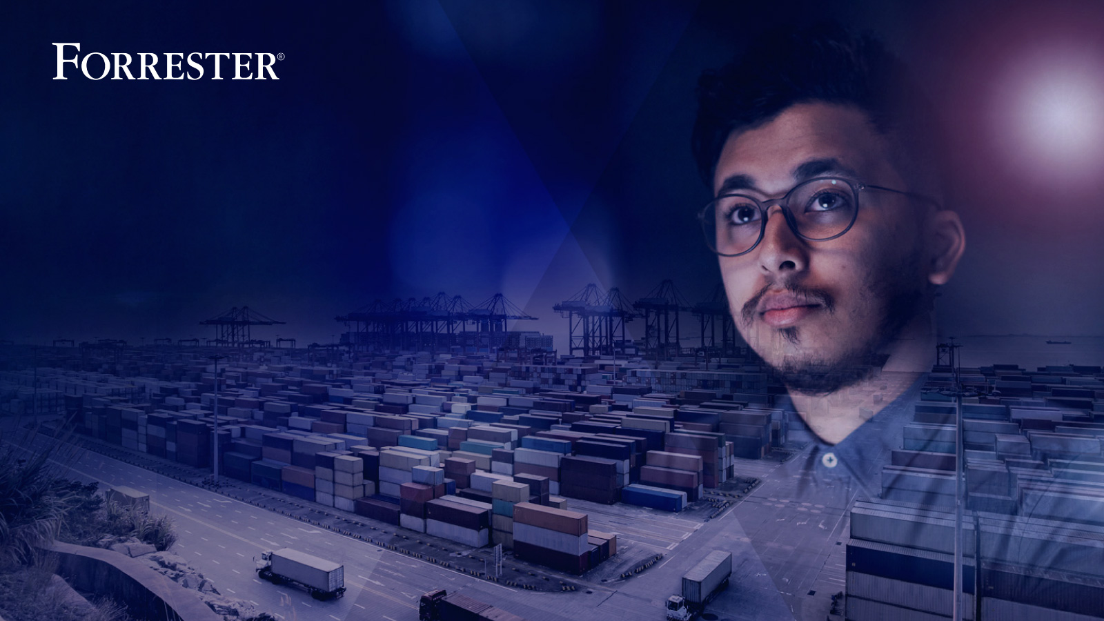 一名戴眼镜的男子俯瞰着一个堆满集装箱的大船坞